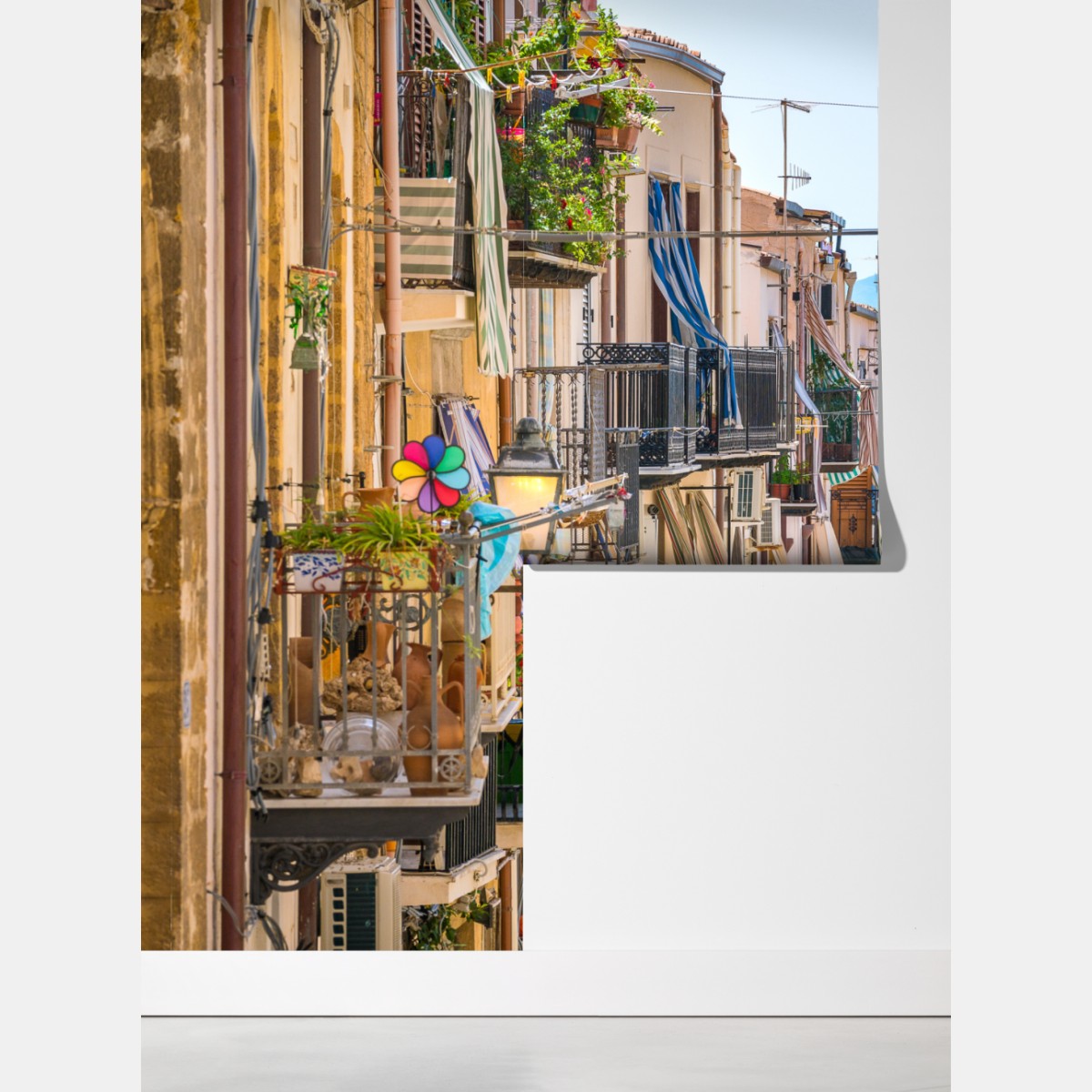 Fototapeta słoneczna uliczka nad morzem z widokiem na zatokę – Wallissimo® Fototapeta słoneczna uliczka nad morzem z widokiem na zatokę – Wallissimo®