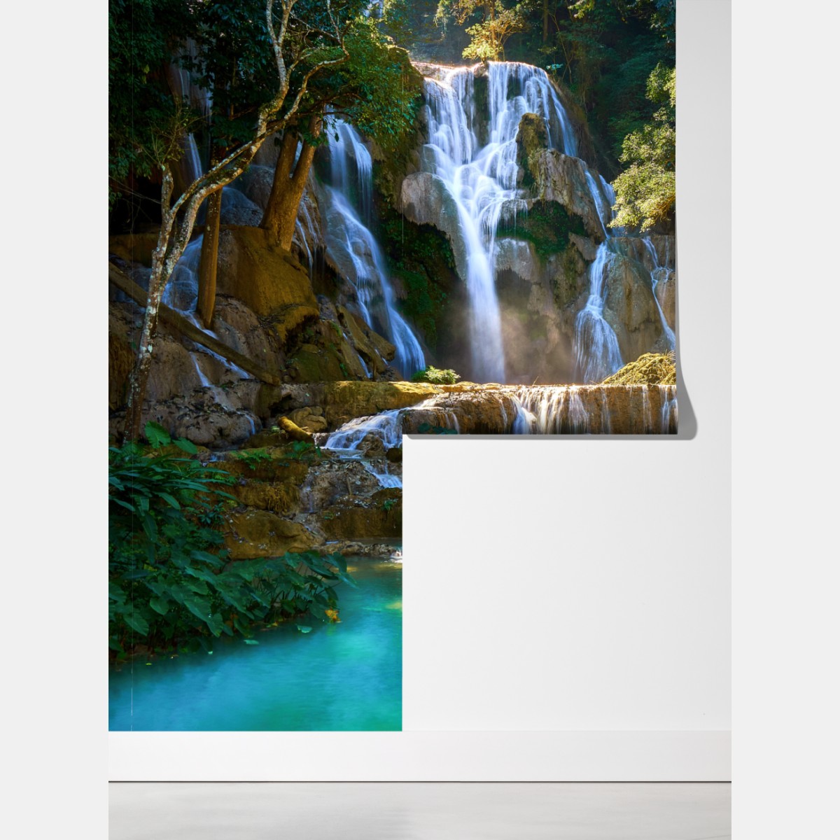 Fototapeta turkusowy wodospad w bujnym lesie – Wallissimo® Fototapeta turkusowy wodospad w bujnym lesie – Wallissimo®
