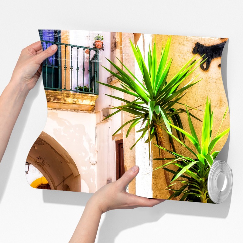 Fototapeta słoneczna śródziemnomorska uliczka z zielonymi okiennicami – Wallissimo® Fototapeta słoneczna śródziemnomorska uliczka z zielonymi okiennicami – Wallissimo®