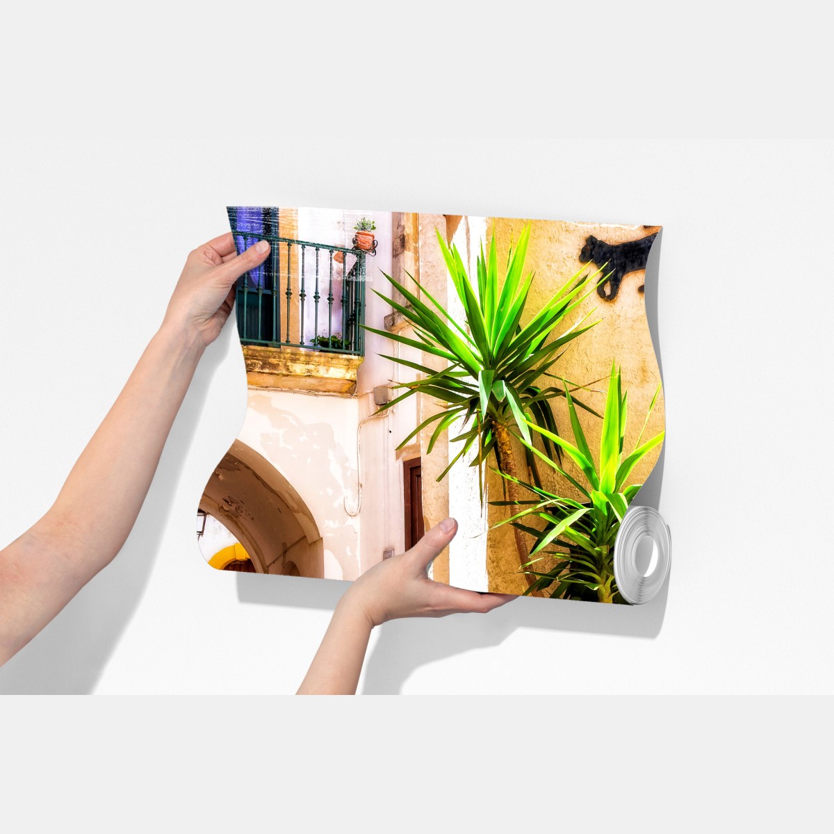 Fototapeta słoneczna śródziemnomorska uliczka z zielonymi okiennicami – Wallissimo® Fototapeta słoneczna śródziemnomorska uliczka z zielonymi okiennicami – Wallissimo®