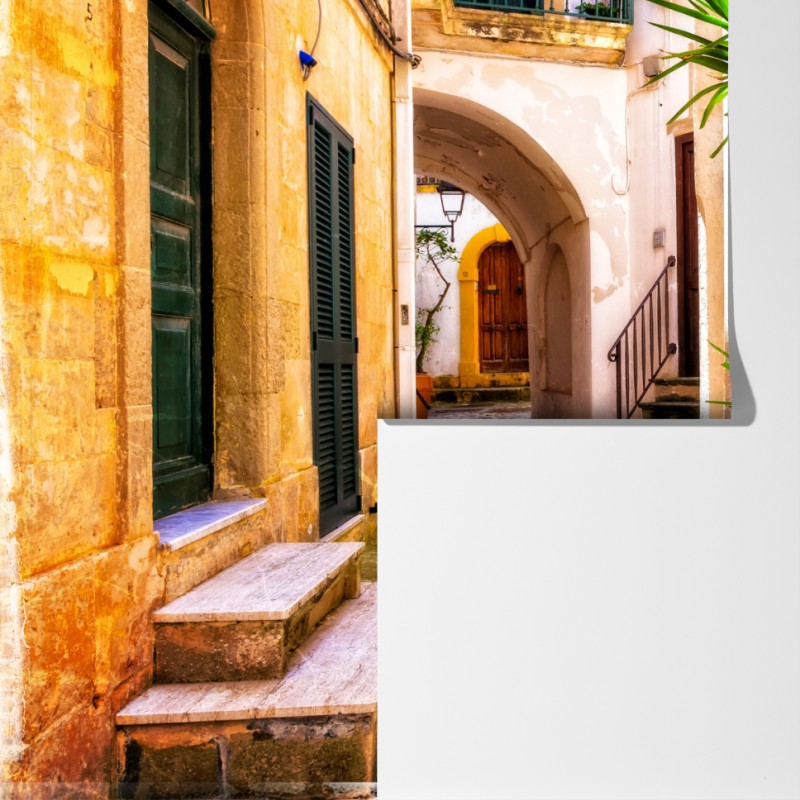 Fototapeta słoneczna śródziemnomorska uliczka z zielonymi okiennicami – Wallissimo® Fototapeta słoneczna śródziemnomorska uliczka z zielonymi okiennicami – Wallissimo®