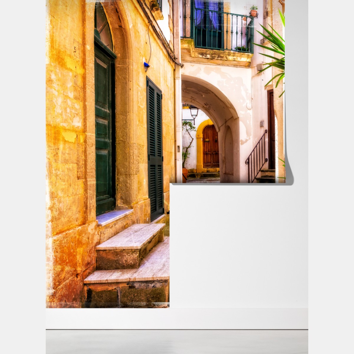 Fototapeta słoneczna śródziemnomorska uliczka z zielonymi okiennicami – Wallissimo® Fototapeta słoneczna śródziemnomorska uliczka z zielonymi okiennicami – Wallissimo®