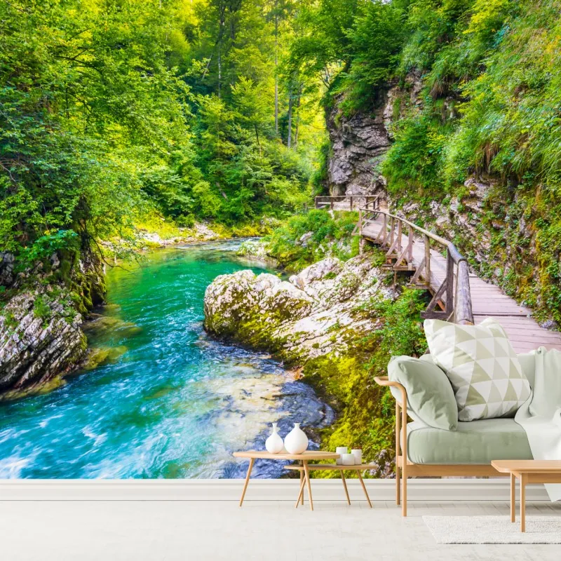 Fototapeta turkusowa rzeka i drewniana ścieżka w lesie