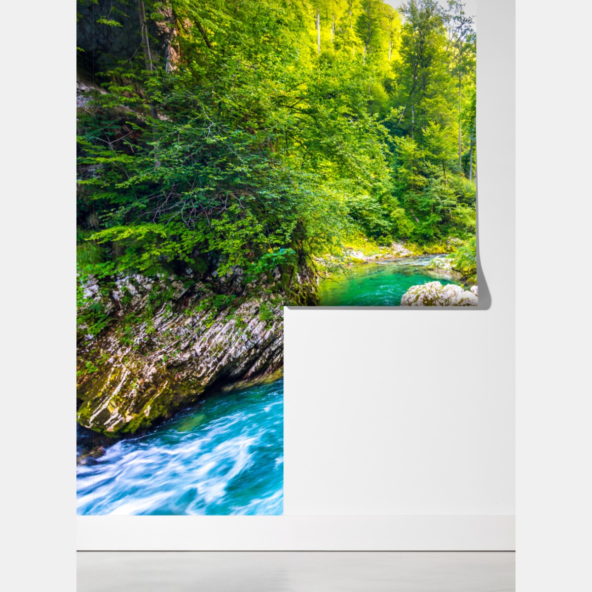 Fototapeta turkusowa rzeka i drewniana ścieżka w lesie – Wallissimo® Fototapeta turkusowa rzeka i drewniana ścieżka w lesie – Wallissimo®