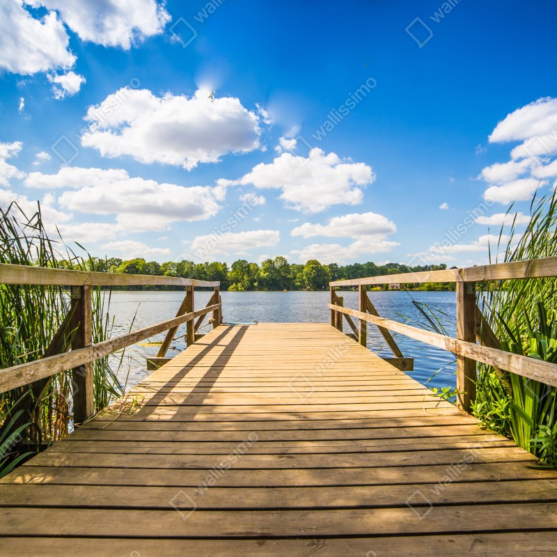 Fototapeta słoneczny pomost nad jeziorem – Wallissimo® Fototapeta słoneczny pomost nad jeziorem – Wallissimo®