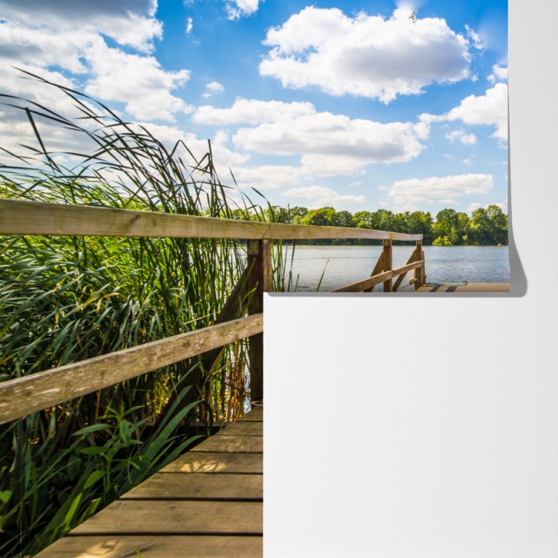 Fototapeta słoneczny pomost nad jeziorem – Wallissimo® Fototapeta słoneczny pomost nad jeziorem – Wallissimo®