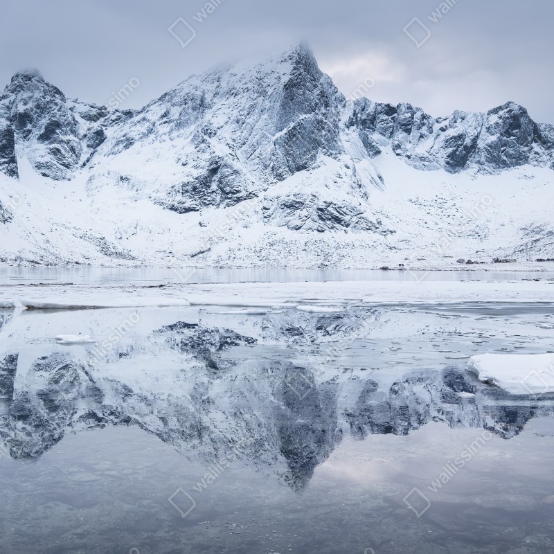 Fototapeta śnieżne odbicie górskie w Norwegii – Wallissimo® Fototapeta śnieżne odbicie górskie w Norwegii – Wallissimo®