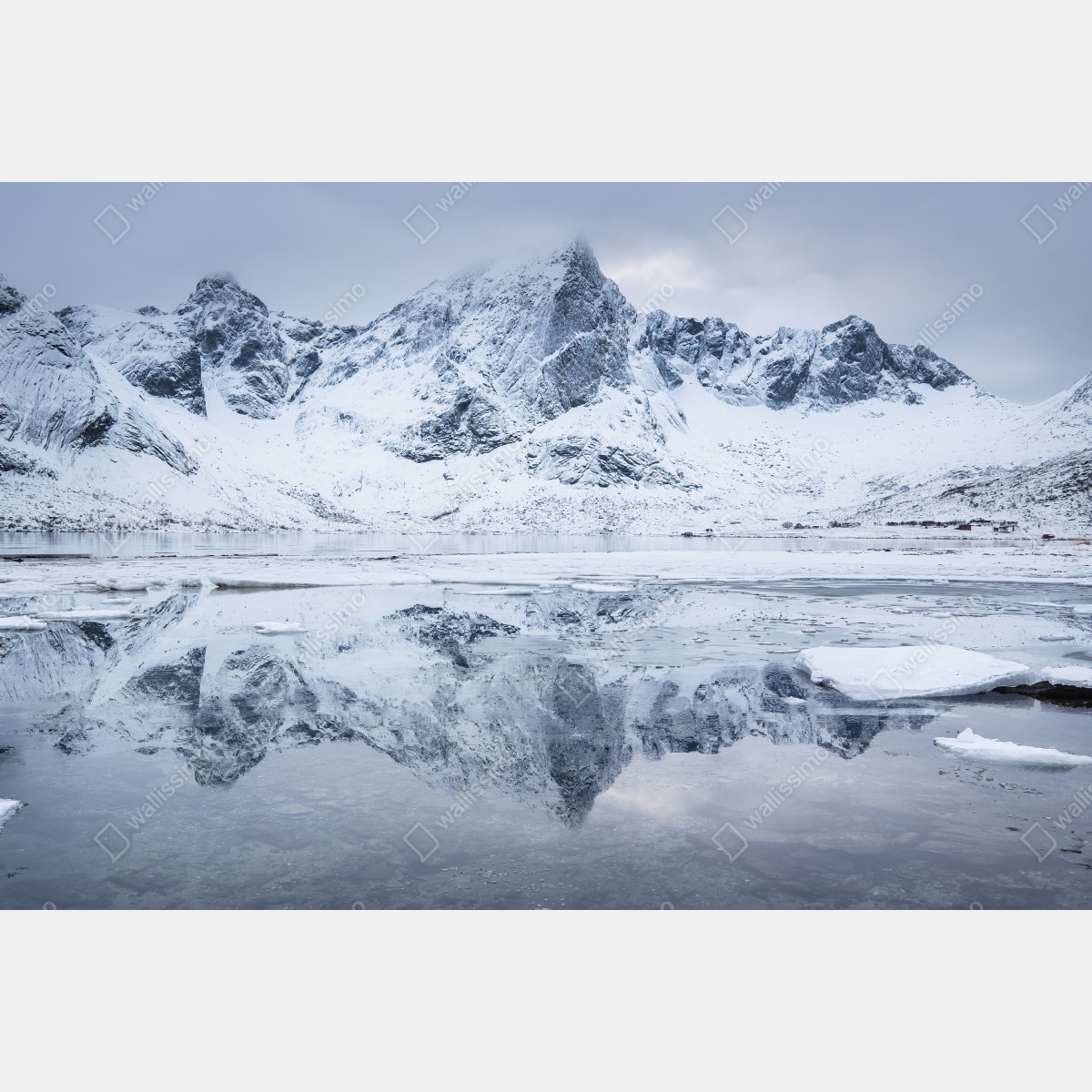 Fototapeta śnieżne odbicie górskie w Norwegii – Wallissimo® Fototapeta śnieżne odbicie górskie w Norwegii – Wallissimo®