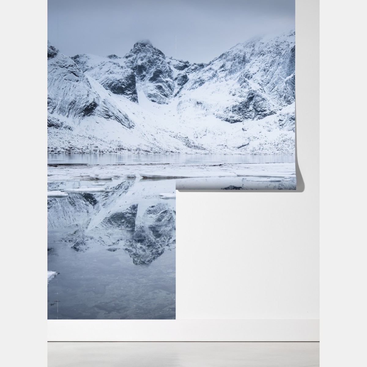 Fototapeta śnieżne odbicie górskie w Norwegii – Wallissimo® Fototapeta śnieżne odbicie górskie w Norwegii – Wallissimo®