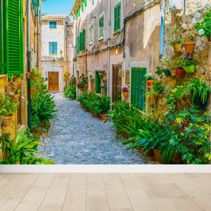 Fototapeta słoneczna uliczka z zielonymi okiennicami