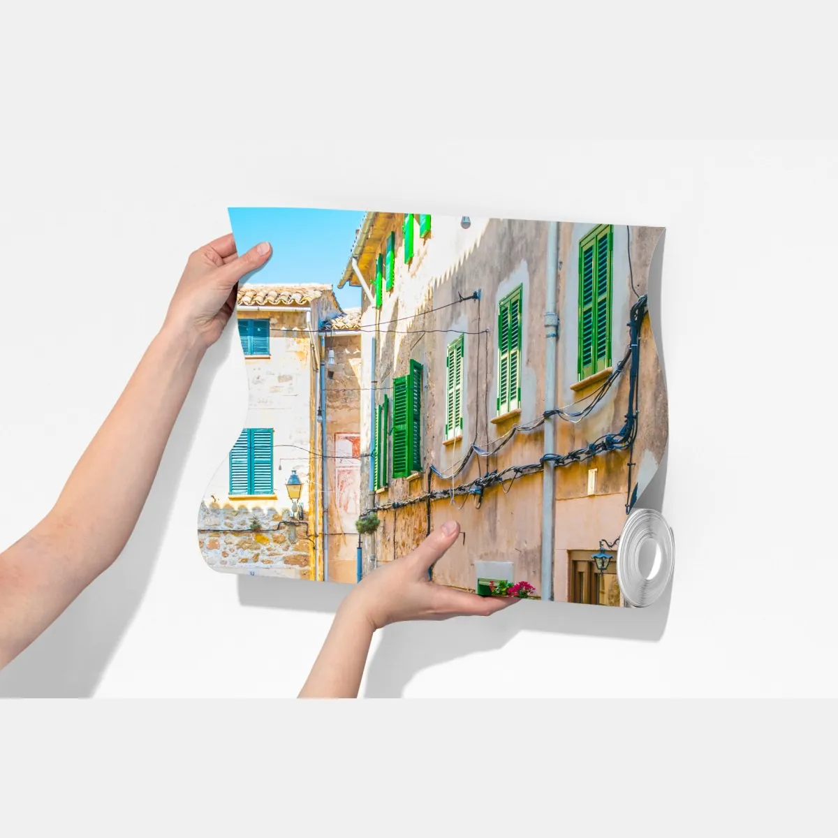 Fototapeta słoneczna uliczka z zielonymi okiennicami – Wallissimo® Fototapeta słoneczna uliczka z zielonymi okiennicami – Wallissimo®