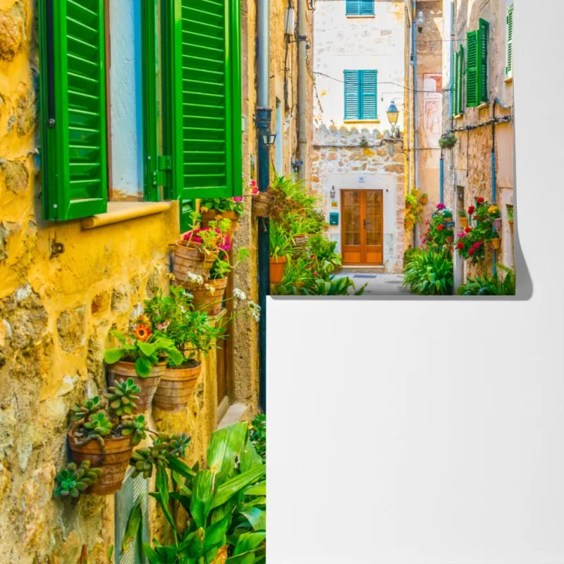 Fototapeta słoneczna uliczka z zielonymi okiennicami – Wallissimo® Fototapeta słoneczna uliczka z zielonymi okiennicami – Wallissimo®
