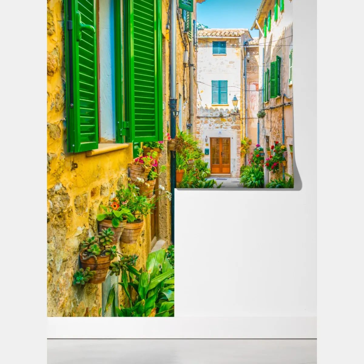 Fototapeta słoneczna uliczka z zielonymi okiennicami – Wallissimo® Fototapeta słoneczna uliczka z zielonymi okiennicami – Wallissimo®