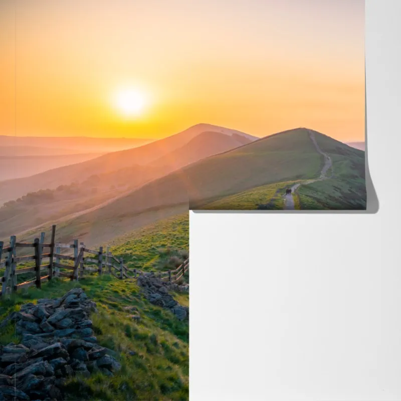 Fototapeta wschód słońca nad zielonymi wzgórzami z kamienną ścieżką – Wallissimo® Fototapeta wschód słońca nad zielonymi wzgórzami z kamienną ścieżką – Wallissimo®