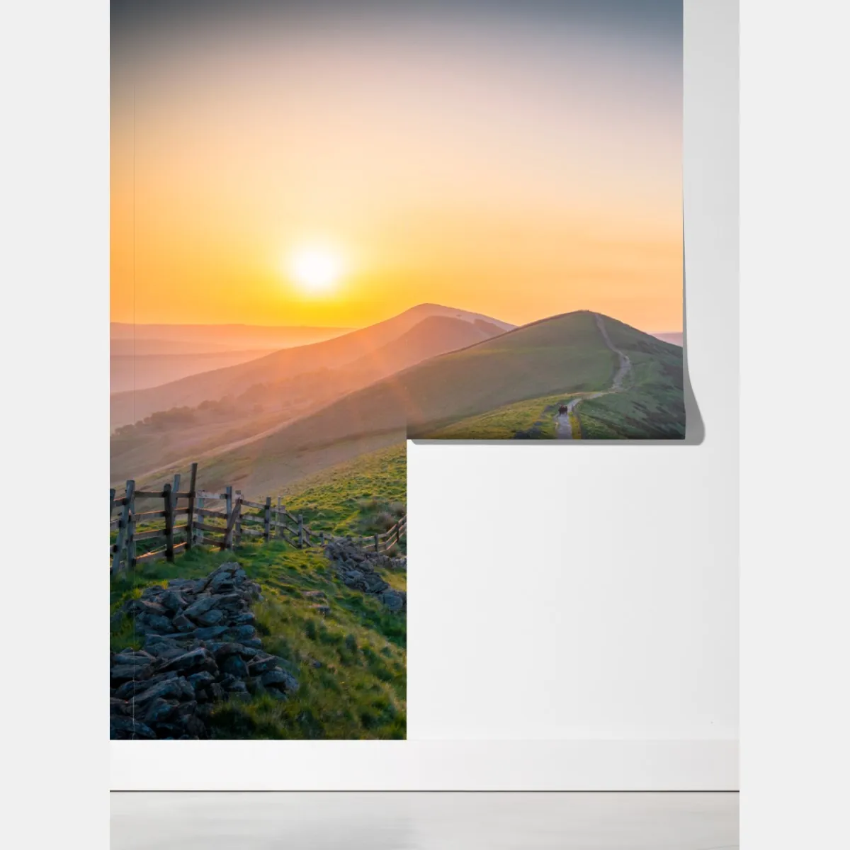 Fototapeta wschód słońca nad zielonymi wzgórzami z kamienną ścieżką – Wallissimo® Fototapeta wschód słońca nad zielonymi wzgórzami z kamienną ścieżką – Wallissimo®