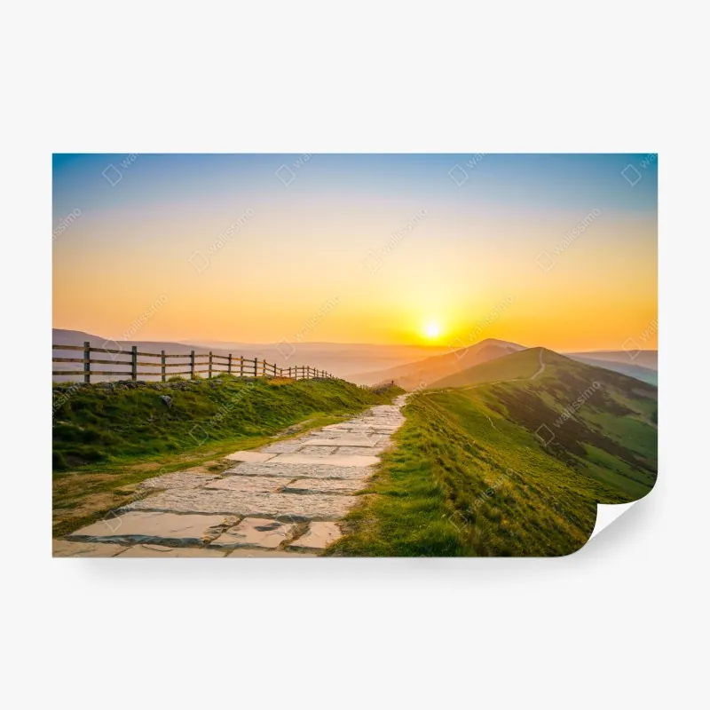 Fototapeta słoneczny grzbiet górski o wschodzie słońca