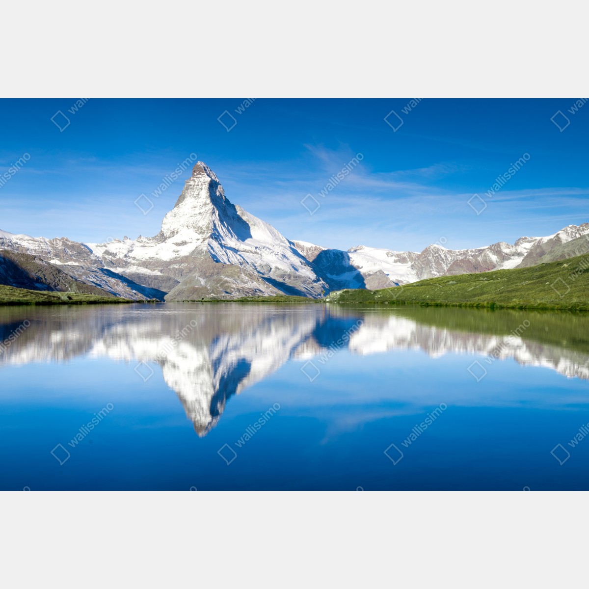 Fototapeta majestatyczne odbicie góry nad alpejskim jeziorem – Wallissimo® Fototapeta majestatyczne odbicie góry nad alpejskim jeziorem – Wallissimo®