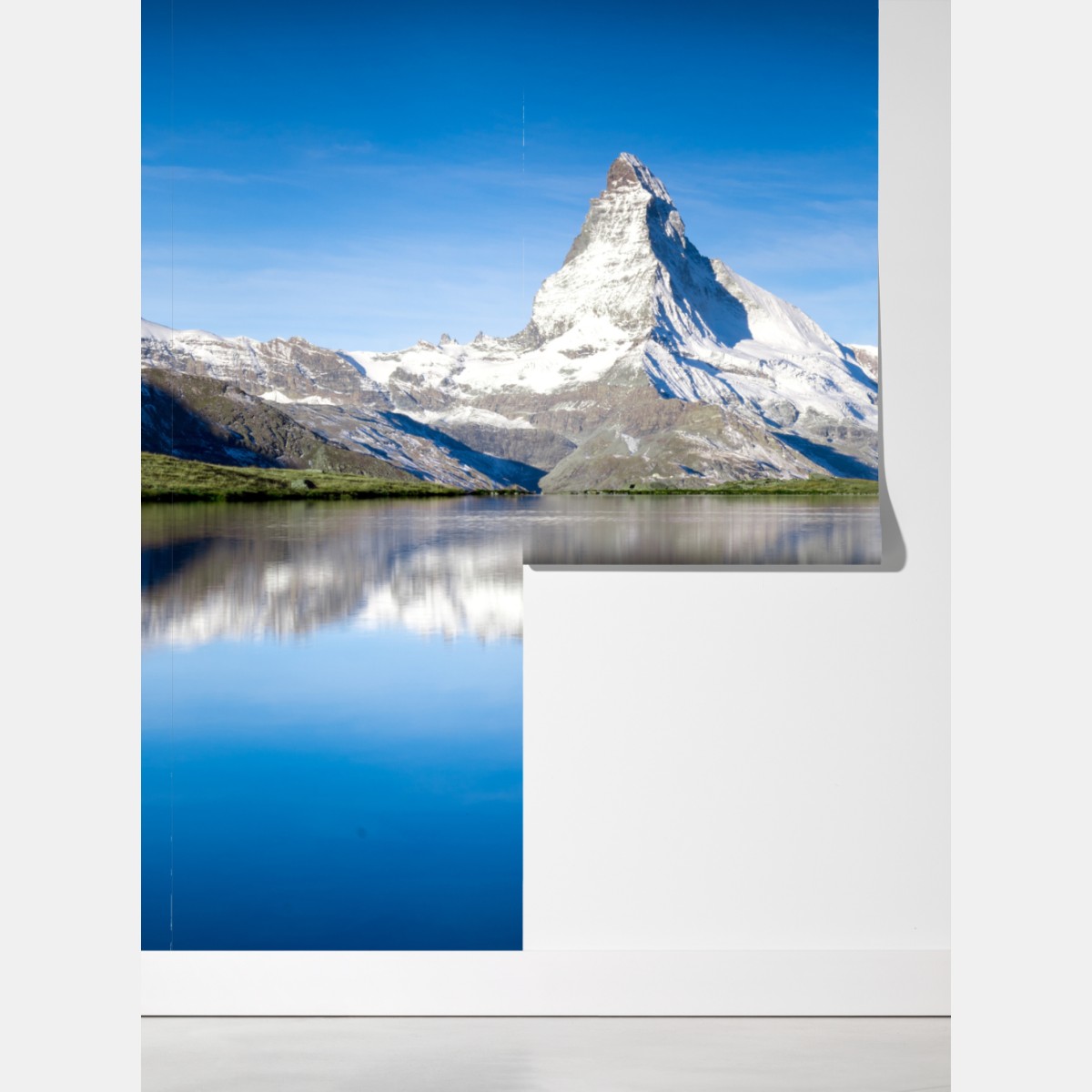 Fototapeta majestatyczne odbicie góry nad alpejskim jeziorem – Wallissimo® Fototapeta majestatyczne odbicie góry nad alpejskim jeziorem – Wallissimo®