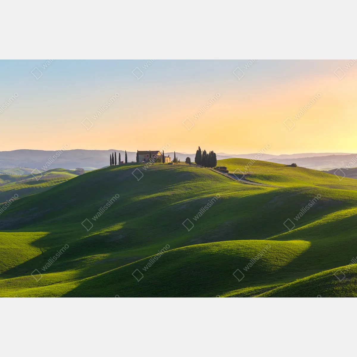 Fototapeta gospodarstwo na zielonych wzgórzach, Crete Senesi – Wallissimo® Fototapeta gospodarstwo na zielonych wzgórzach, Crete Senesi – Wallissimo®