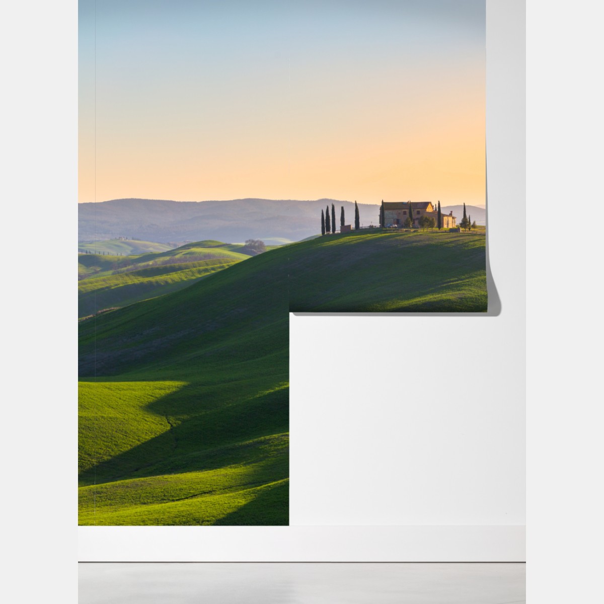 Fototapeta gospodarstwo na zielonych wzgórzach, Crete Senesi – Wallissimo® Fototapeta gospodarstwo na zielonych wzgórzach, Crete Senesi – Wallissimo®