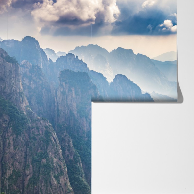 Fototapeta mglista sceneria górskich klifów z promieniami słońca – Wallissimo® Fototapeta mglista sceneria górskich klifów z promieniami słońca – Wallissimo®