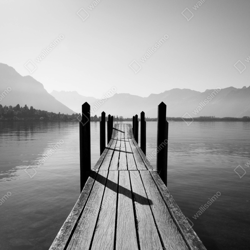Fototapeta spokojny pomost nad jeziorem w czerni i bieli – Wallissimo® Fototapeta spokojny pomost nad jeziorem w czerni i bieli – Wallissimo®