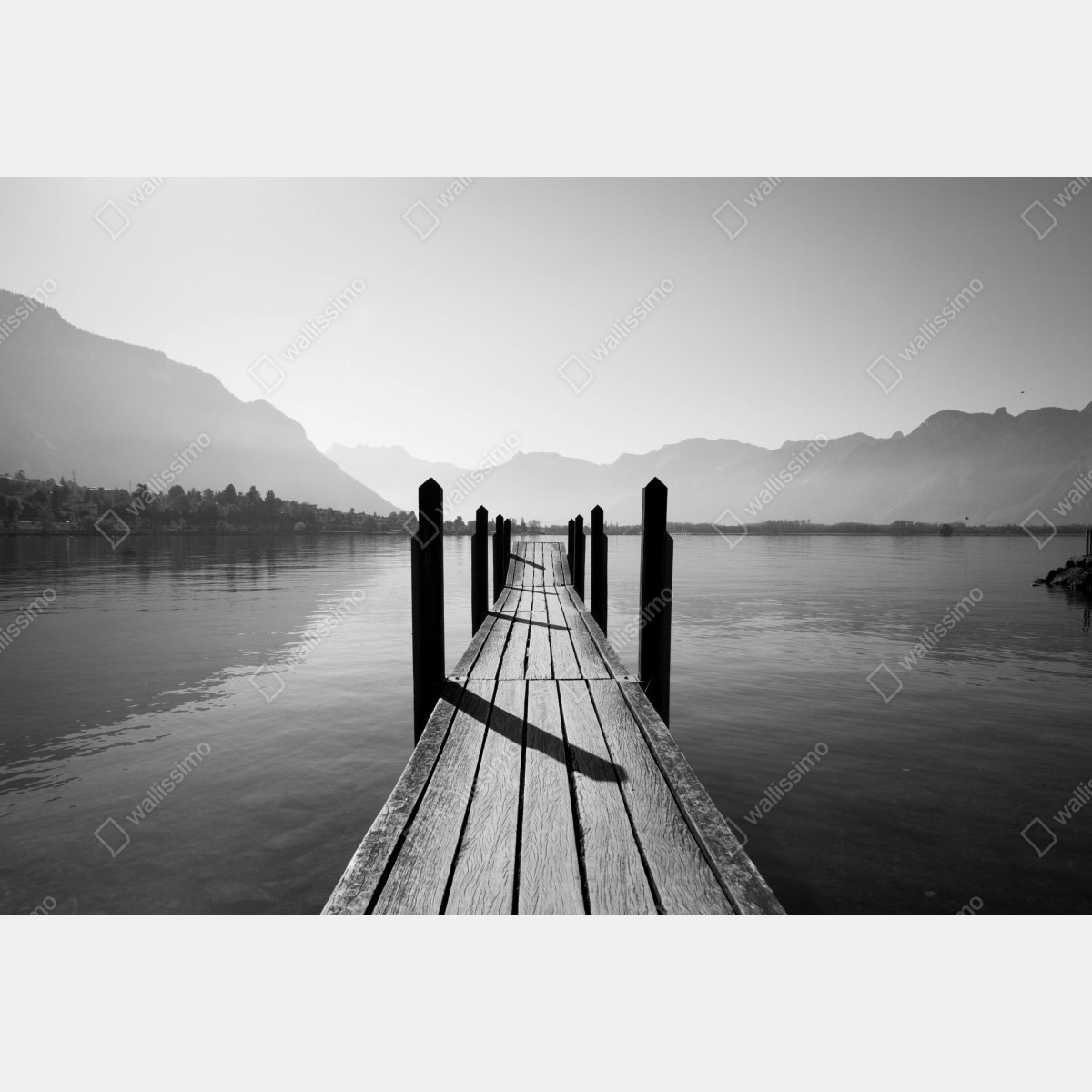 Fototapeta spokojny pomost nad jeziorem w czerni i bieli – Wallissimo® Fototapeta spokojny pomost nad jeziorem w czerni i bieli – Wallissimo®