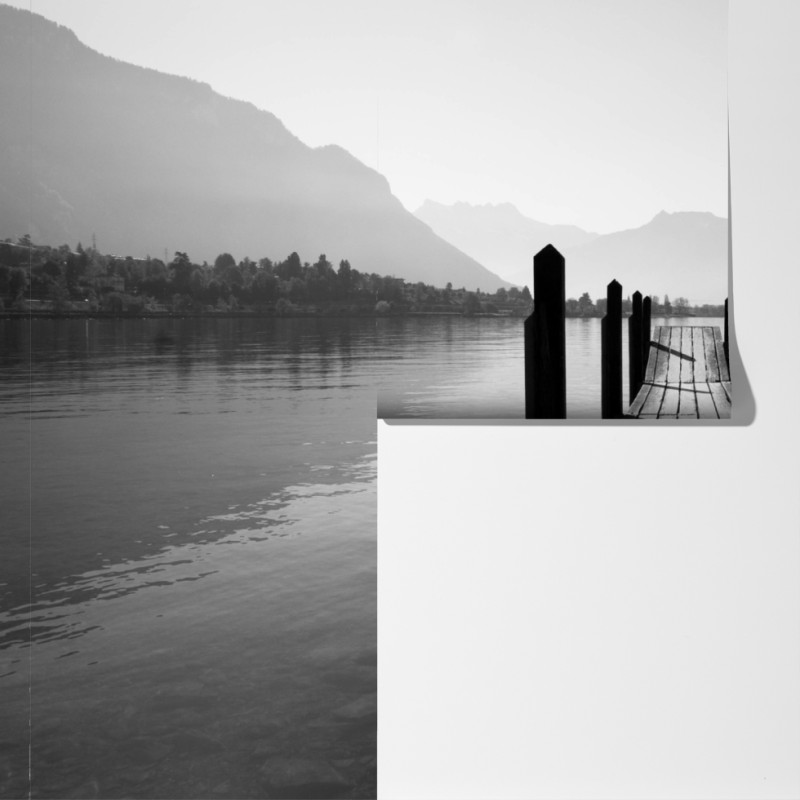 Fototapeta spokojny pomost nad jeziorem w czerni i bieli – Wallissimo® Fototapeta spokojny pomost nad jeziorem w czerni i bieli – Wallissimo®