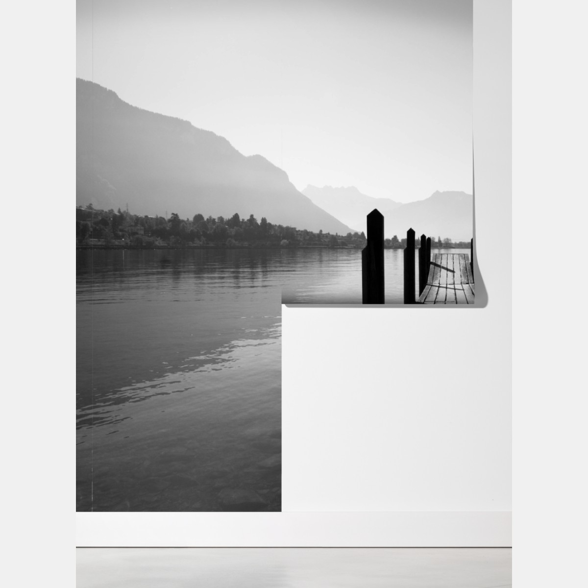 Fototapeta spokojny pomost nad jeziorem w czerni i bieli – Wallissimo® Fototapeta spokojny pomost nad jeziorem w czerni i bieli – Wallissimo®