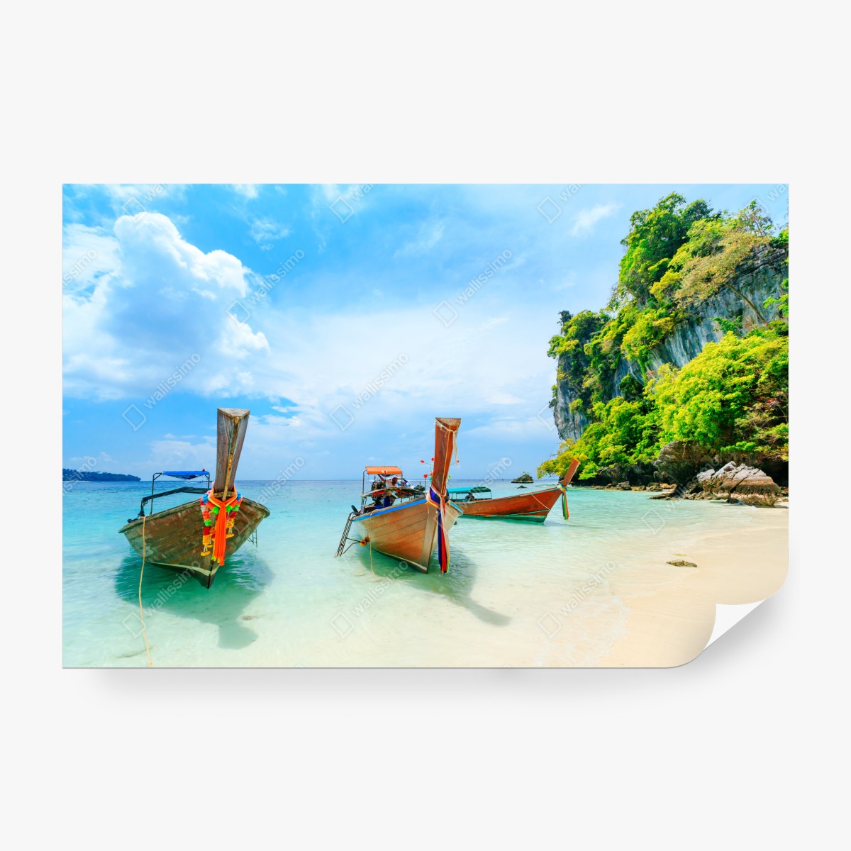 Fototapeta łodzie longtail na turkusowej plaży w Phuket – Wallissimo® Fototapeta łodzie longtail na turkusowej plaży w Phuket – Wallissimo®