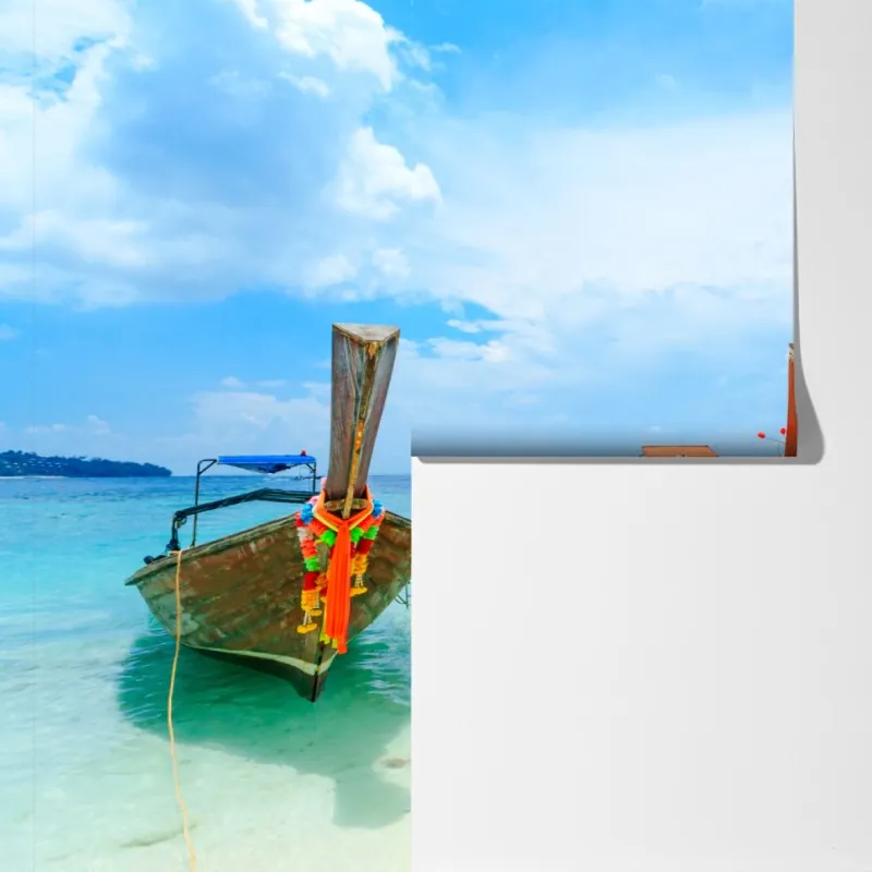 Fototapeta łodzie longtail na turkusowej plaży w Phuket – Wallissimo® Fototapeta łodzie longtail na turkusowej plaży w Phuket – Wallissimo®