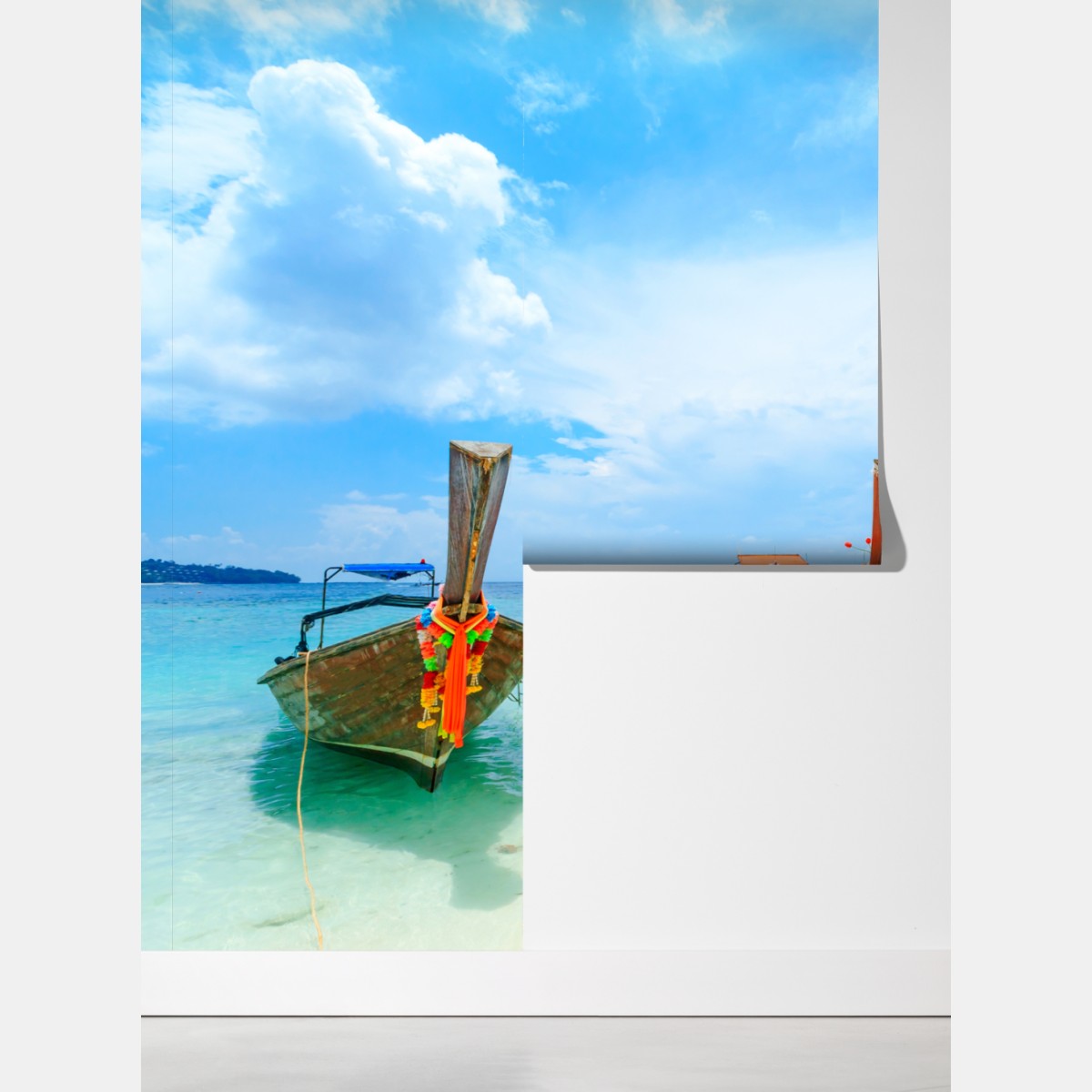 Fototapeta łodzie longtail na turkusowej plaży w Phuket – Wallissimo® Fototapeta łodzie longtail na turkusowej plaży w Phuket – Wallissimo®