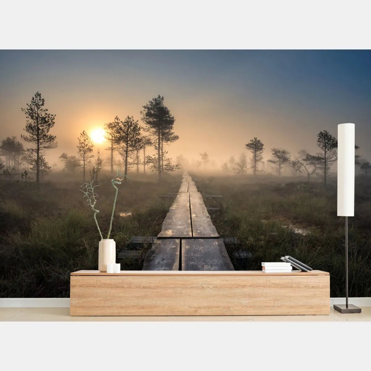 Fototapeta mglisty wschód słońca nad drewnianą kładką – Wallissimo® Fototapeta mglisty wschód słońca nad drewnianą kładką – Wallissimo®