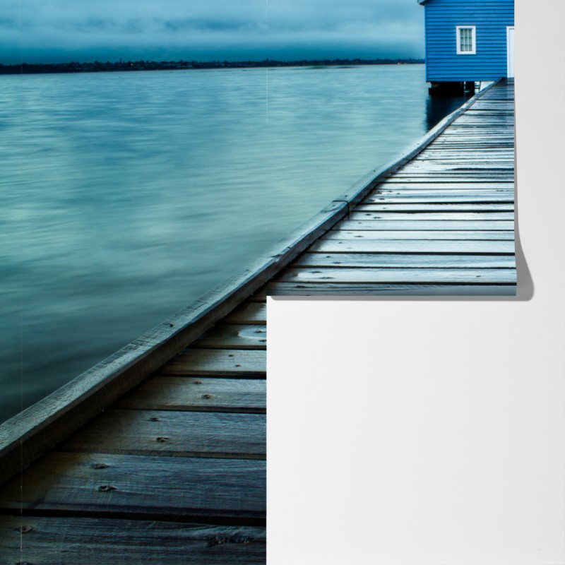 Fototapeta niebieski domek na końcu pomostu – Wallissimo® Fototapeta niebieski domek na końcu pomostu – Wallissimo®