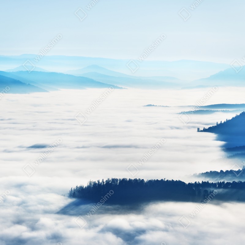 Fototapeta mglista panorama górska nad doliną – Wallissimo® Fototapeta mglista panorama górska nad doliną – Wallissimo®