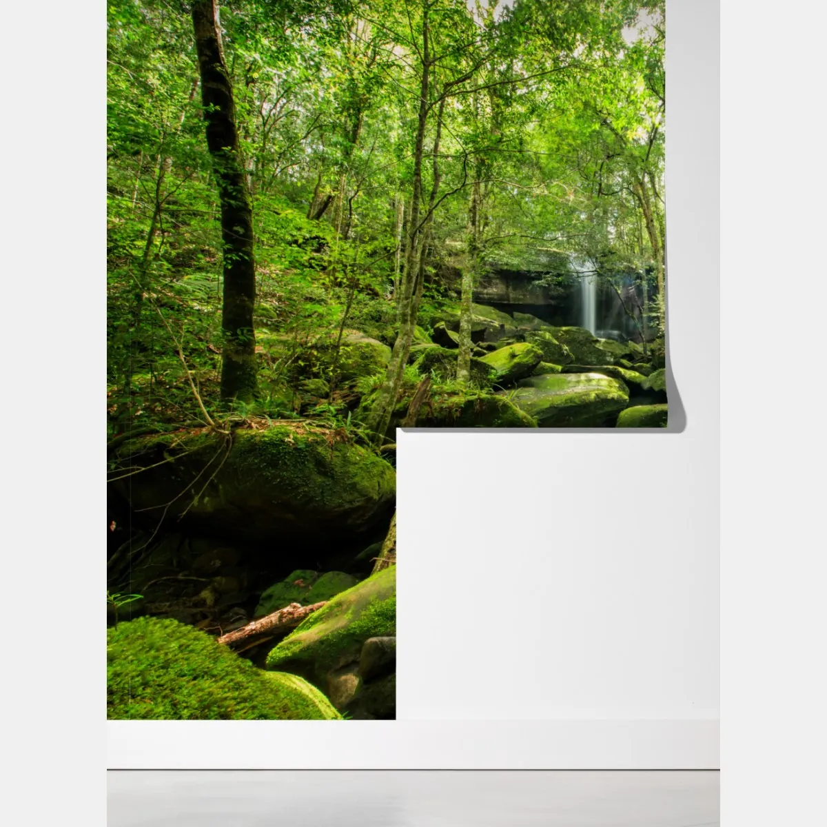 Fototapeta bujny mech i wodospad w tropikalnym lesie – Wallissimo® Fototapeta bujny mech i wodospad w tropikalnym lesie – Wallissimo®