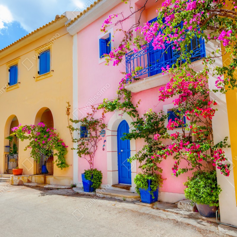 Fototapeta kolorowa ulica na Kefalonii – Wallissimo® Fototapeta kolorowa ulica na Kefalonii – Wallissimo®