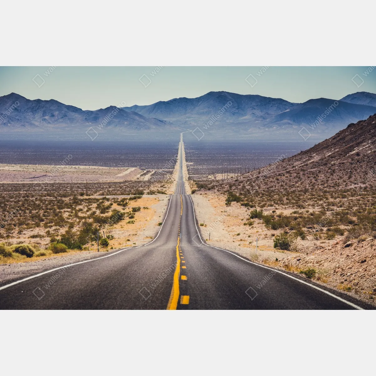 Fototapeta niekończąca się droga przez pustynię do gór – Wallissimo® Fototapeta niekończąca się droga przez pustynię do gór – Wallissimo®