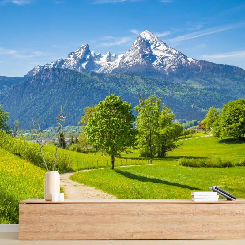 Fototapeta spokojna alpejska łąka z górskimi szczytami – Wallissimo® Fototapeta spokojna alpejska łąka z górskimi szczytami – Wallissimo®