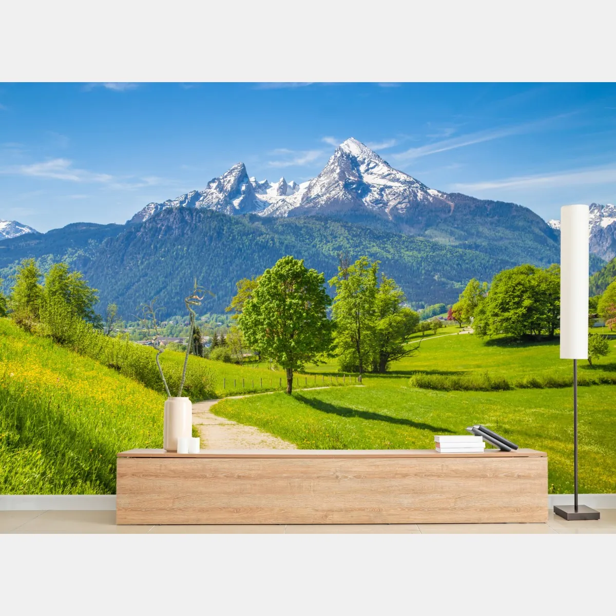 Fototapeta spokojna alpejska łąka z górskimi szczytami – Wallissimo® Fototapeta spokojna alpejska łąka z górskimi szczytami – Wallissimo®