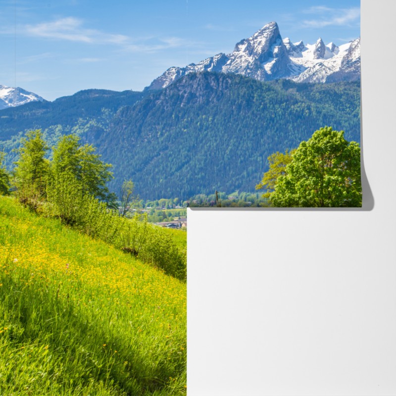 Fototapeta spokojna alpejska łąka z górskimi szczytami – Wallissimo® Fototapeta spokojna alpejska łąka z górskimi szczytami – Wallissimo®