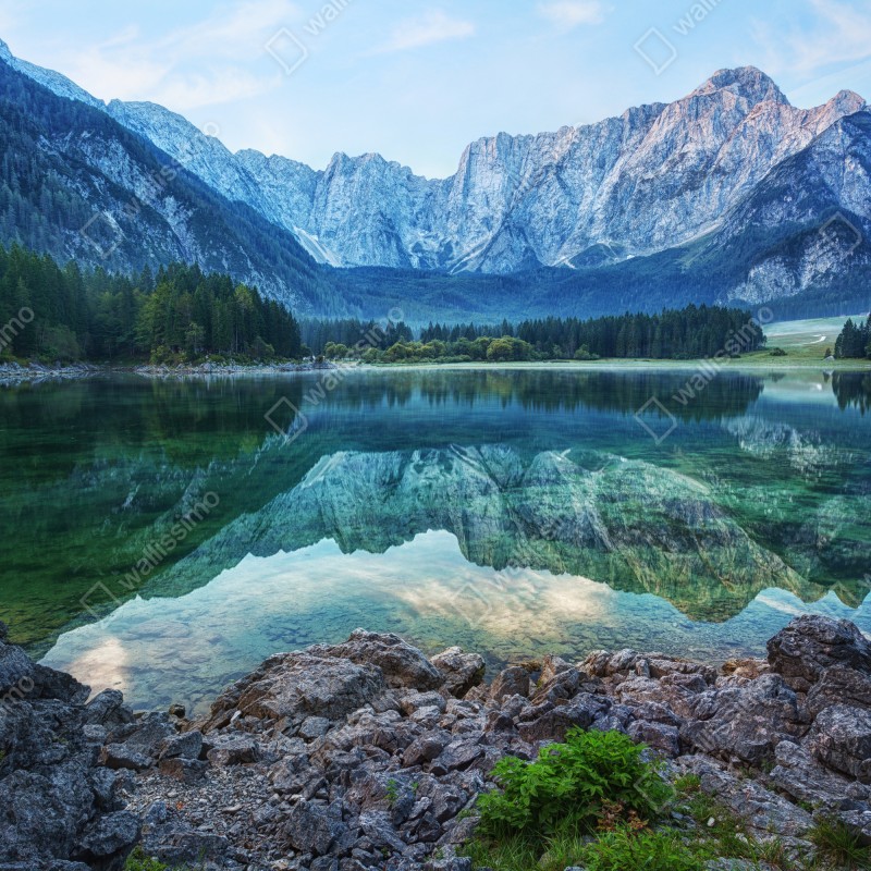 Fototapeta wczesny poranek nad Jeziorem Fusine, Alpy Julijskie – Wallissimo® Fototapeta wczesny poranek nad Jeziorem Fusine, Alpy Julijskie – Wallissimo®