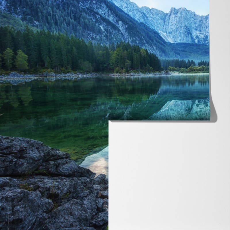 Fototapeta wczesny poranek nad Jeziorem Fusine, Alpy Julijskie – Wallissimo® Fototapeta wczesny poranek nad Jeziorem Fusine, Alpy Julijskie – Wallissimo®