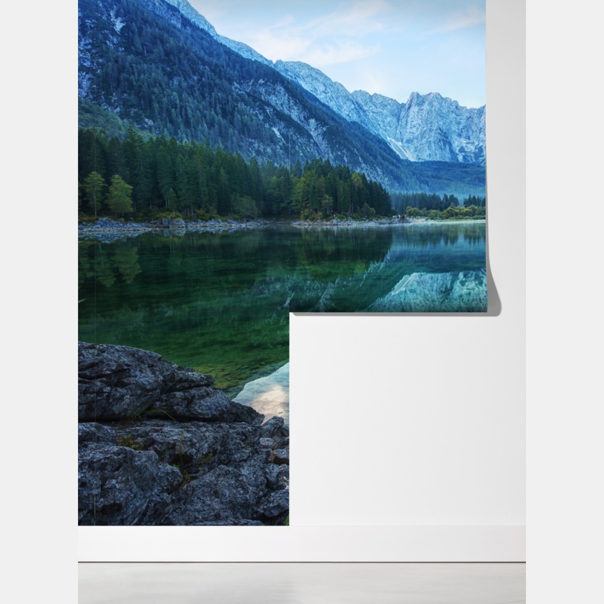 Fototapeta wczesny poranek nad Jeziorem Fusine, Alpy Julijskie – Wallissimo® Fototapeta wczesny poranek nad Jeziorem Fusine, Alpy Julijskie – Wallissimo®