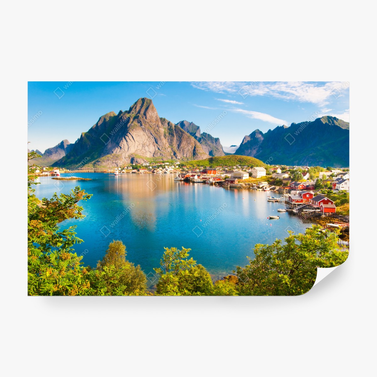 Fototapeta malowniczy fiord z górską wioską i odbiciami – Wallissimo® Fototapeta malowniczy fiord z górską wioską i odbiciami – Wallissimo®