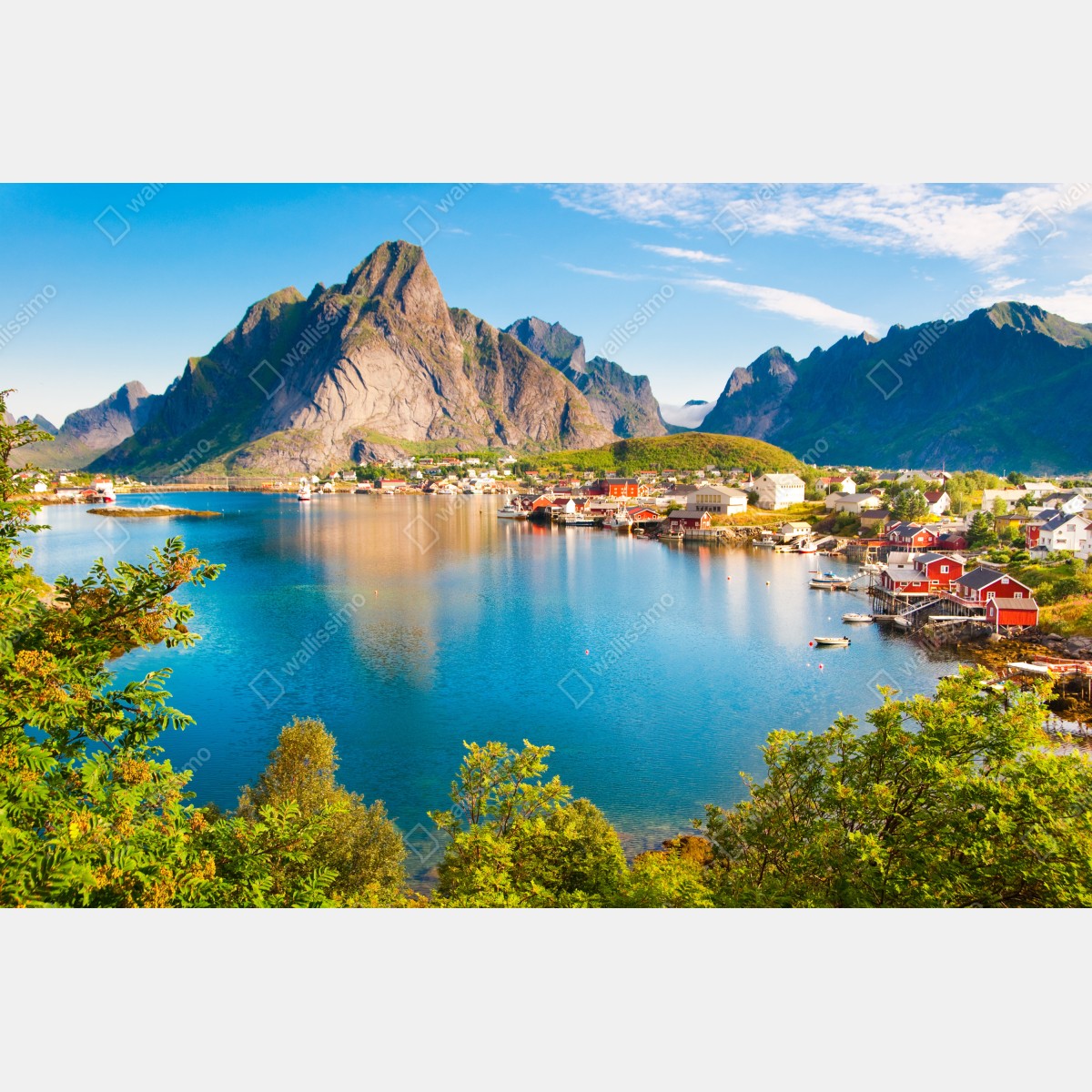 Fototapeta malowniczy fiord z górską wioską i odbiciami – Wallissimo® Fototapeta malowniczy fiord z górską wioską i odbiciami – Wallissimo®