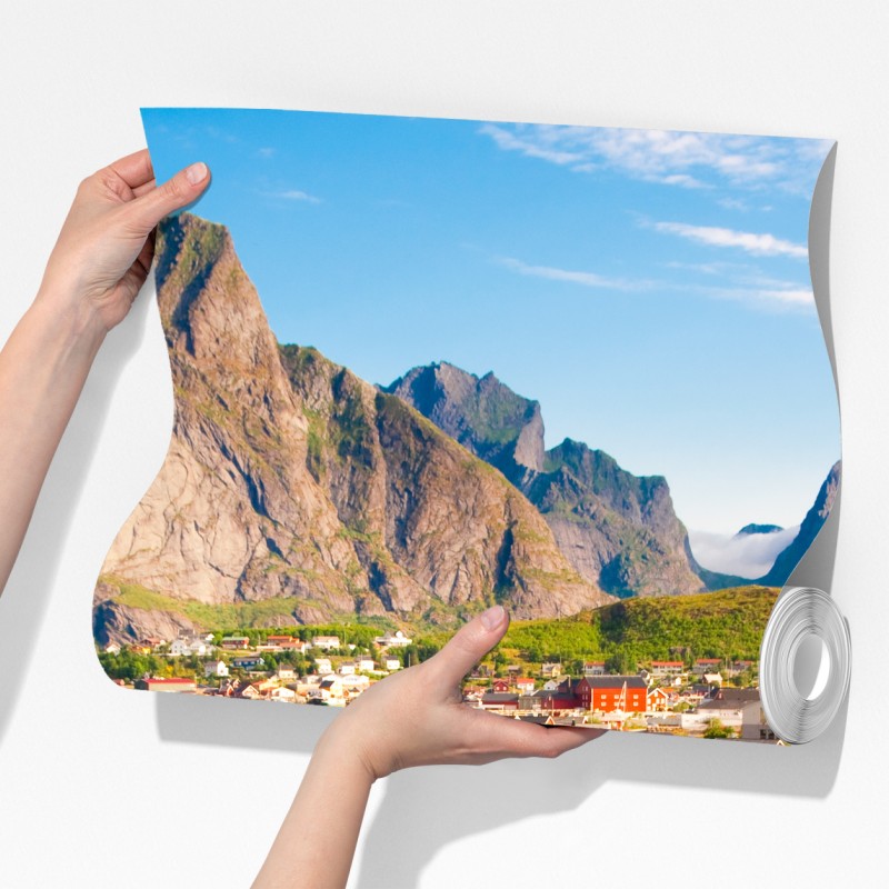 Fototapeta malowniczy fiord z górską wioską i odbiciami – Wallissimo® Fototapeta malowniczy fiord z górską wioską i odbiciami – Wallissimo®