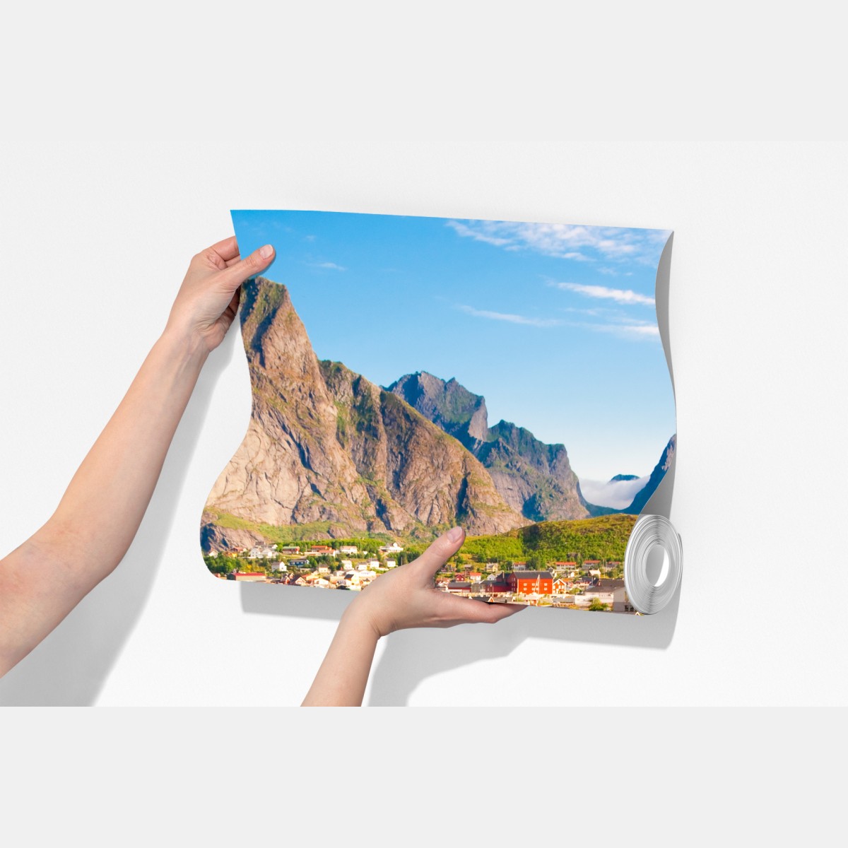 Fototapeta malowniczy fiord z górską wioską i odbiciami – Wallissimo® Fototapeta malowniczy fiord z górską wioską i odbiciami – Wallissimo®