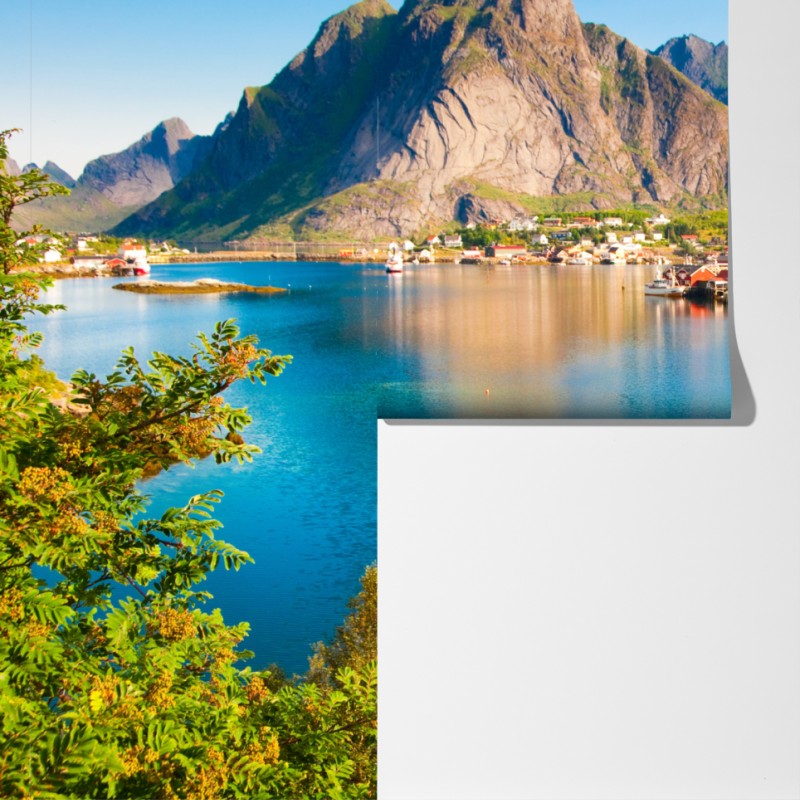 Fototapeta malowniczy fiord z górską wioską i odbiciami – Wallissimo® Fototapeta malowniczy fiord z górską wioską i odbiciami – Wallissimo®