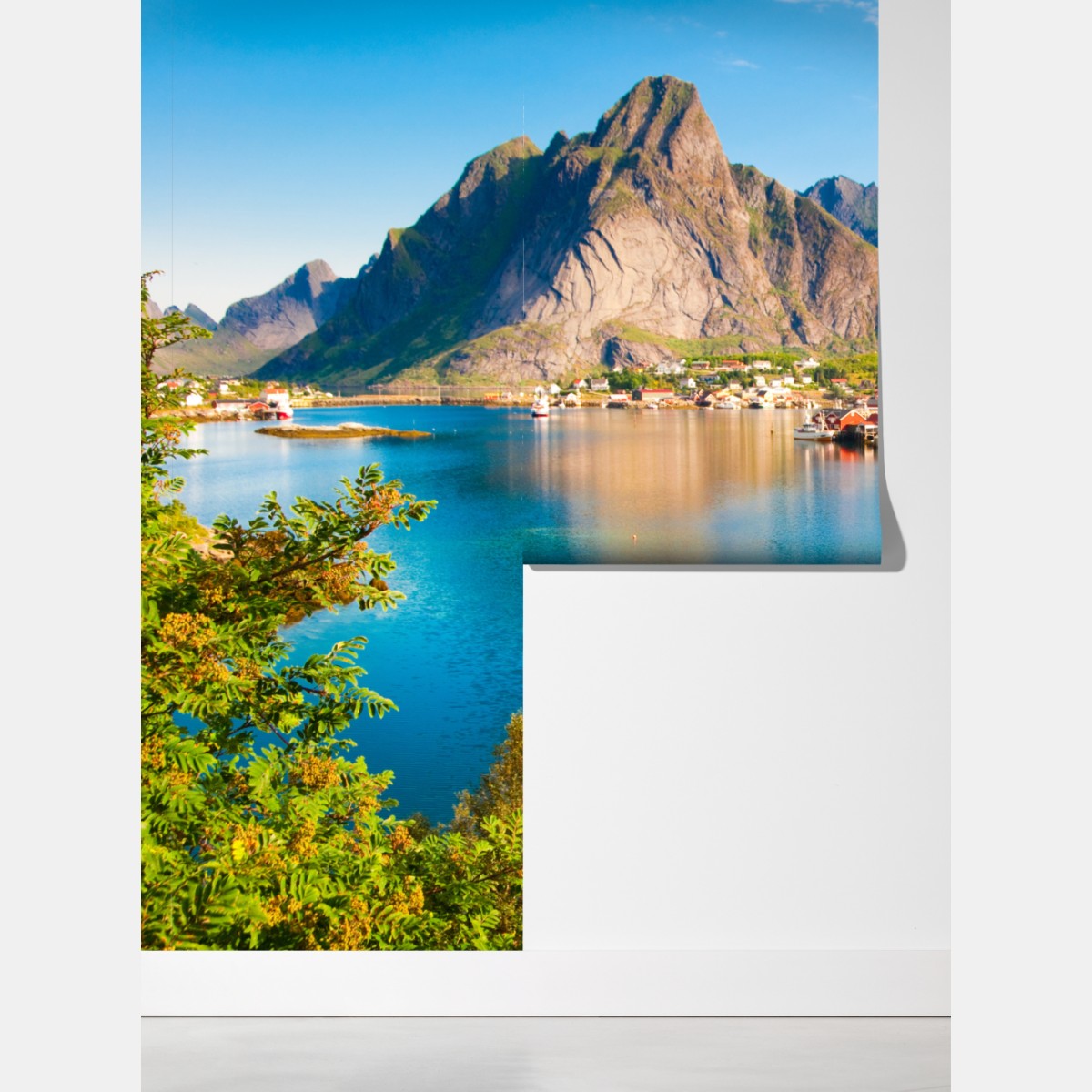Fototapeta malowniczy fiord z górską wioską i odbiciami – Wallissimo® Fototapeta malowniczy fiord z górską wioską i odbiciami – Wallissimo®